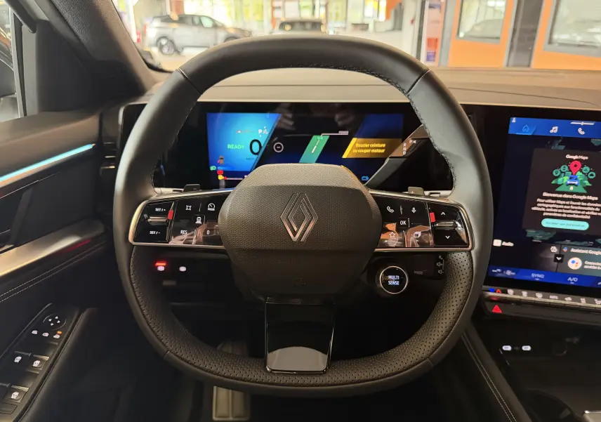 Vue intérieure centrée sur le volant noir du Renault Austral E-Tech 200 avec écran numérique et commandes intégrées.