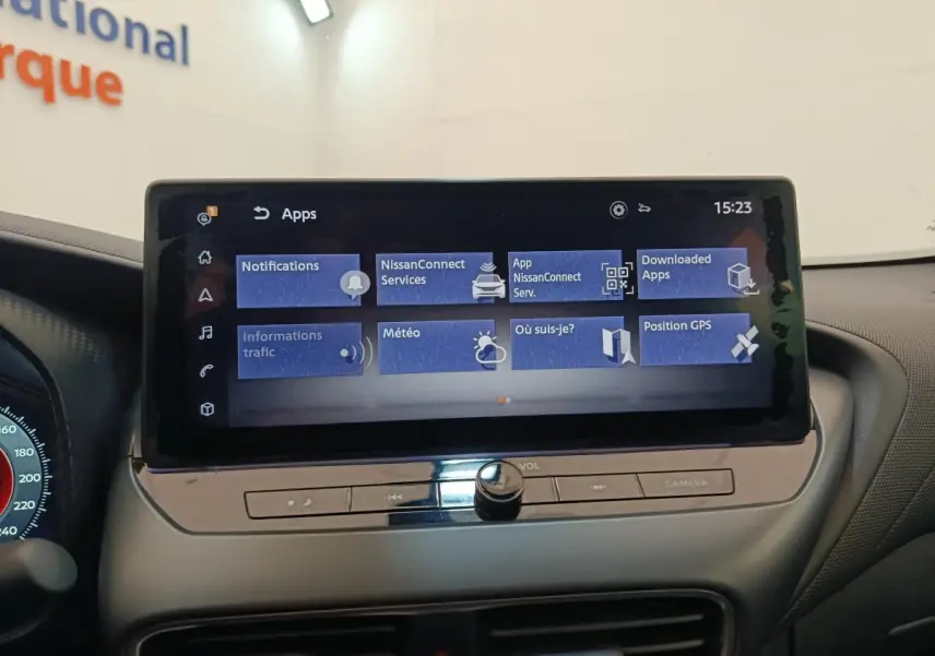 Écran tactile central du tableau de bord du Nissan Juke gris clair, affichant les applications NissanConnect.
