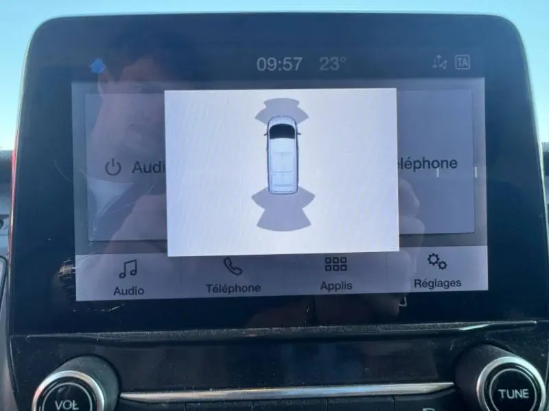 Écran tactile du système multimédia Ford Transit Fourgon blanc, affichant la vue de l'aide au stationnement en plan.