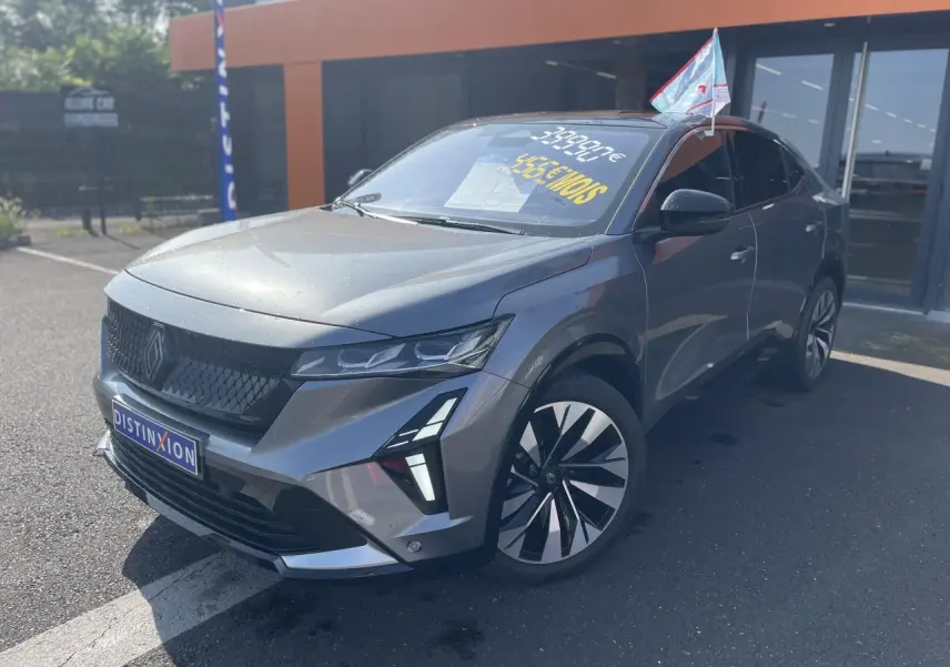 Renault Rafale gris à toit noir en 3/4 avant droit, avec calandre noire et jantes alliage diamantées.