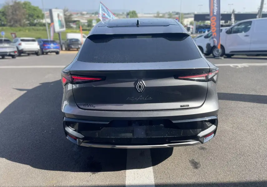 Vue arrière d'une Renault Rafale gris avec toit noir, feux arrière LED fins et vitrage arrière surteinté.