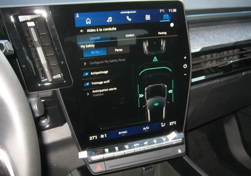 Vue rapprochée de l’écran tactile central du Renault Austral 2025 bleu outremer, affichant les aides à la conduite.