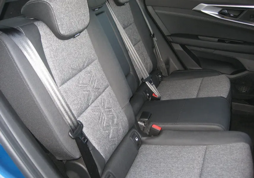Vue intérieure sur la banquette arrière grise et noire du Renault Austral 2025, avec accoudoir central et ceintures visibles.
