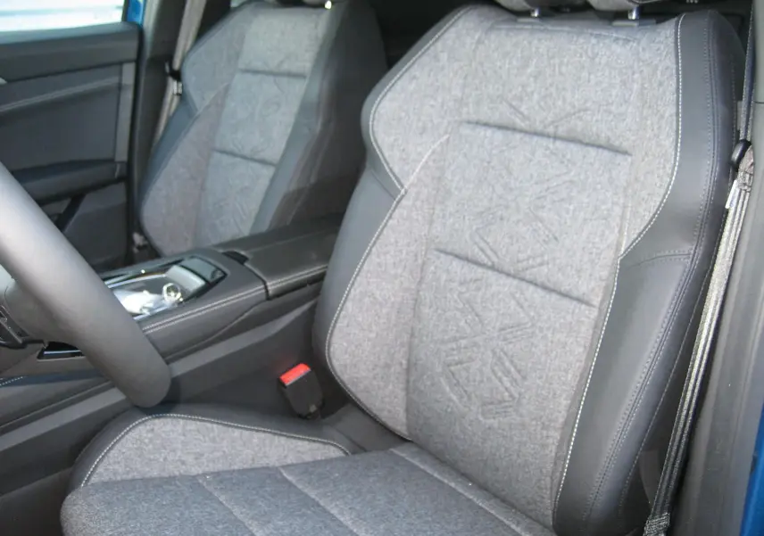 Vue intérieure rapprochée sur le siège avant droit en tissu gris et cuir noir du Renault Austral 2025 bleu outremer.