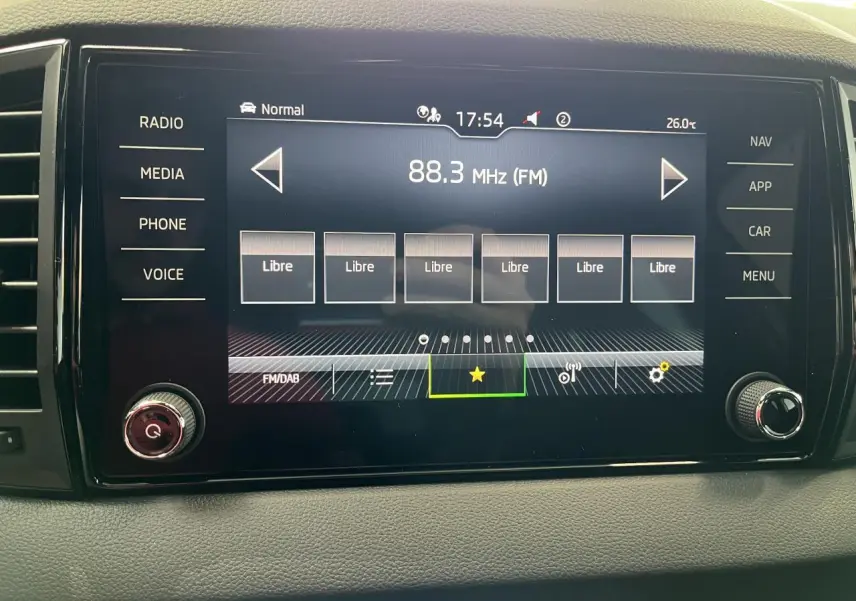 Écran tactile central du tableau de bord du Skoda Karoq 2025 affichant la radio FM à 88.3 MHz