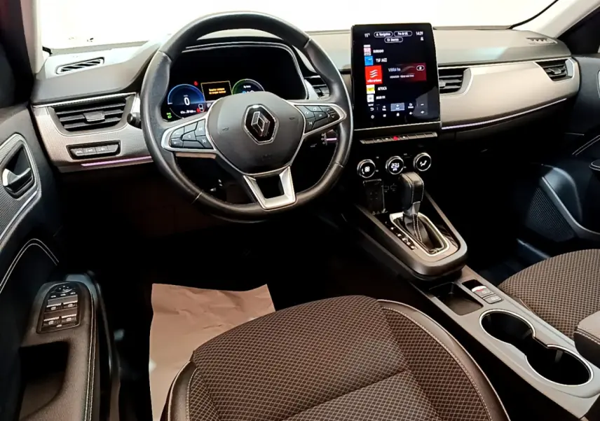 Vue intérieure avant du Renault Arkana bleu 2023, volant cuir, écran tactile vertical et console centrale avec boîte auto.