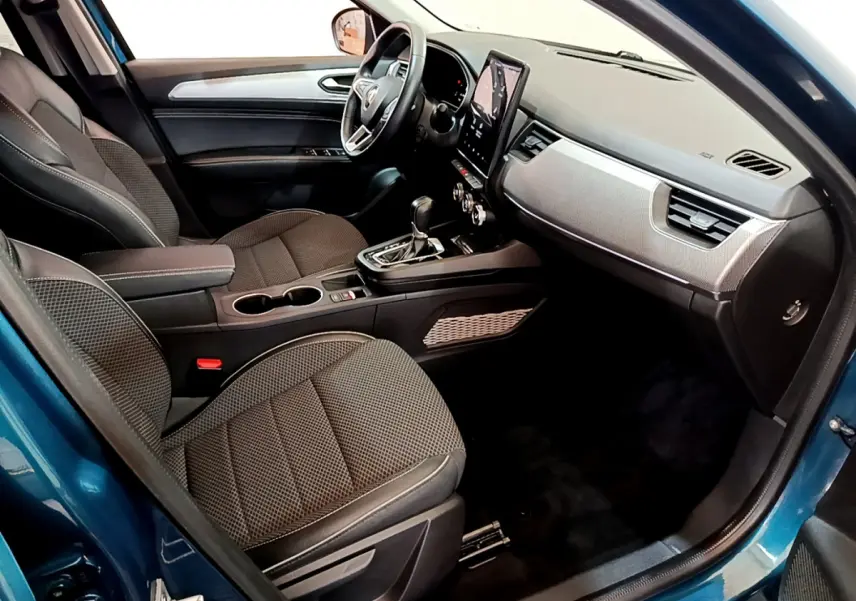 Intérieur avant droit du Renault Arkana bleu 2023, sièges tissu gris, tableau de bord avec écran tactile vertical.