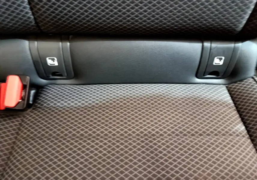 Détail de la banquette arrière grise avec motifs losanges et attaches Isofix visibles dans une Renault Arkana.