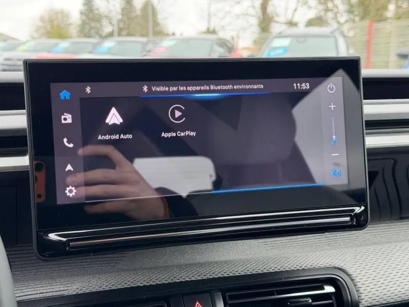 Écran tactile central de la Citroën C3 2025 affichant Android Auto et Apple CarPlay, vue rapprochée intérieure.