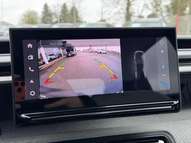 Écran de caméra de recul affichant l’arrière de la route, à l’intérieur d’une Citroën C3 1.2 Turbo 2025 noire Perla Nera.