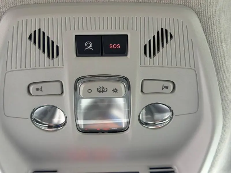 Vue rapprochée du plafonnier intérieur gris clair de la Citroën C3 2025 avec boutons SOS et éclairage.