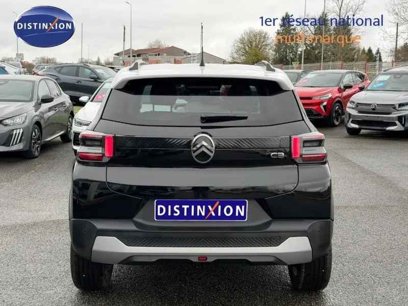 Vue arrière d'une Citroën C3 1.2 Turbo 100ch MAX noire Perla Nera avec feux arrière distinctifs et logo central.