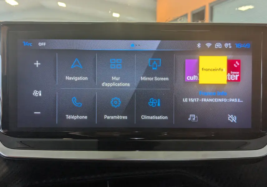 Écran tactile central du tableau de bord du Peugeot 2008 130ch eat8 allure 2024 affichant les options de navigation et climatisation.