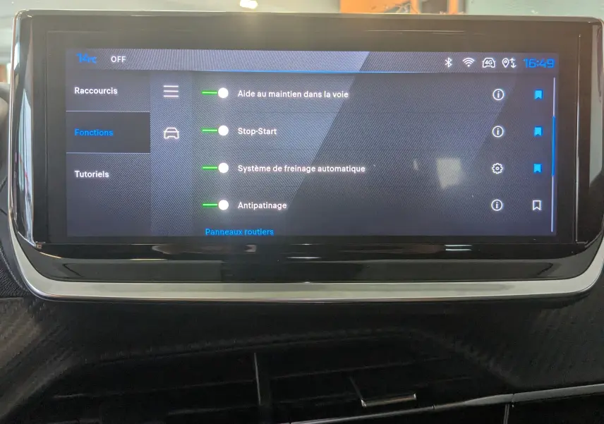 Écran tactile central du Peugeot 2008 130ch eat8 allure 2024 noir, affichant les aides à la conduite activées.