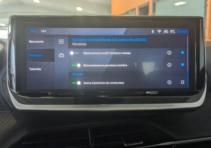 Écran tactile central du Peugeot 2008 130ch allure 2024 affichant les réglages du système avancé d'aide à la conduite.