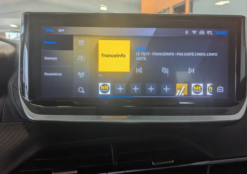 Écran tactile central du Peugeot 2008 2024 noir, affichant l'interface radio avec station Franceinfo en cours.