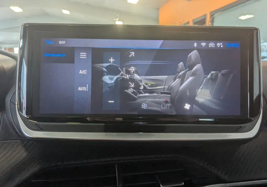 Écran tactile intérieur du Peugeot 2008 130ch allure 2024 montrant la gestion de la climatisation et la vue latérale des sièges noirs.