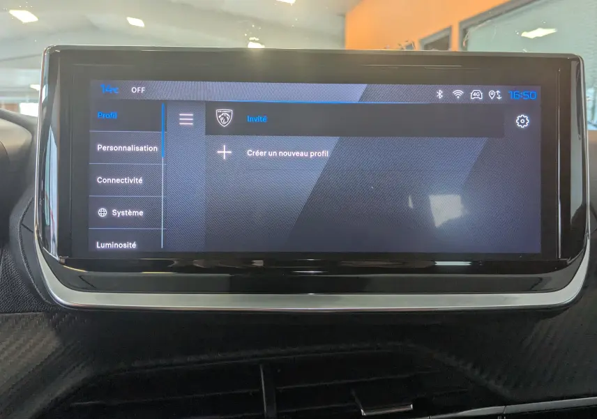 Écran tactile central du Peugeot 2008 2024 affichant le menu de création de profil utilisateur.