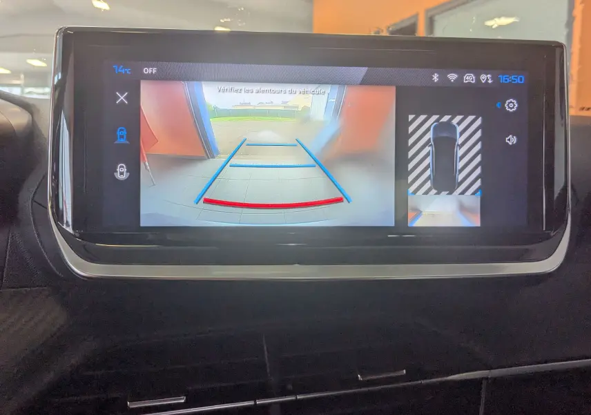 Écran tactile intérieur du Peugeot 2008 130ch eat8 allure 2024 montrant la caméra de recul avec guidage dynamique.