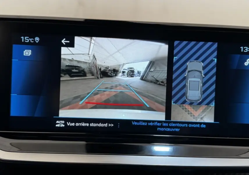 Écran tactile du tableau de bord montrant la caméra de recul et l'affichage 360° du Peugeot 2008 gris foncé.