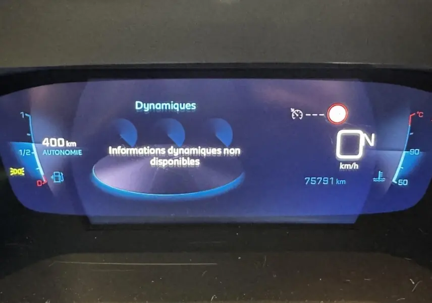 Affichage numérique du tableau de bord Peugeot 2008 gris foncé, indiquant 400 km d'autonomie et 75 791 km au compteur.