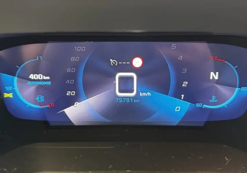 Affichage numérique du tableau de bord du Peugeot 2008, vitesse à 0 km/h et autonomie de 400 km visible.