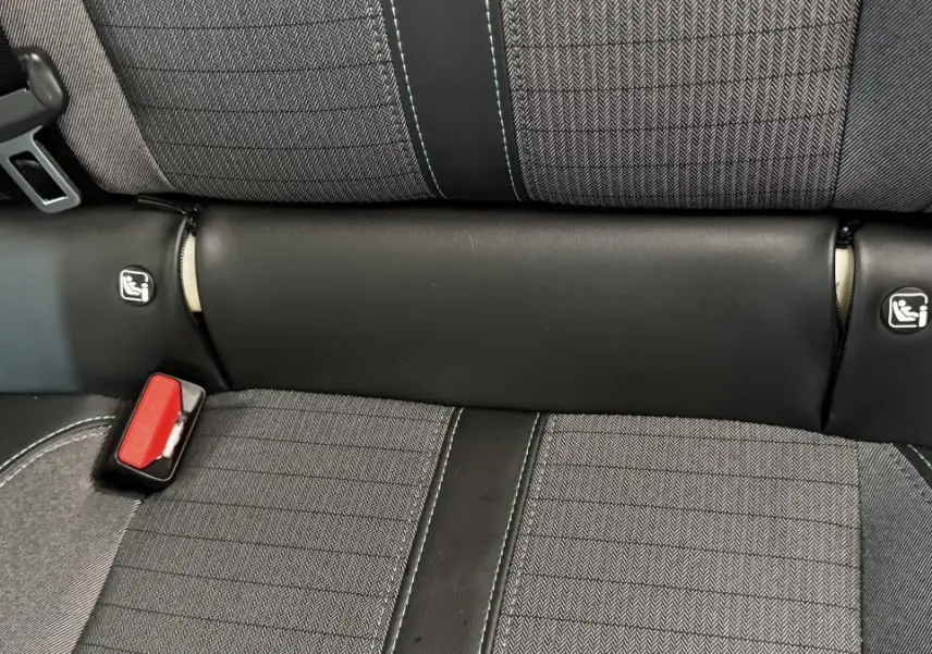 Gros plan sur la banquette arrière gris foncé du Peugeot 2008 avec ceintures de sécurité et fixations Isofix visibles.
