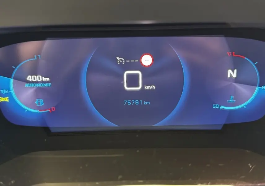 Affichage numérique du tableau de bord Peugeot 2008 2022, vitesse à 0 km/h et autonomie de 400 km visible.