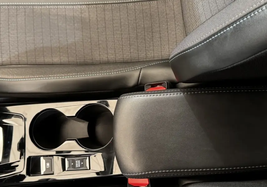 Gros plan sur la console centrale noire et les sièges tissu gris du Peugeot 2008 PureTech 130, version 2022.