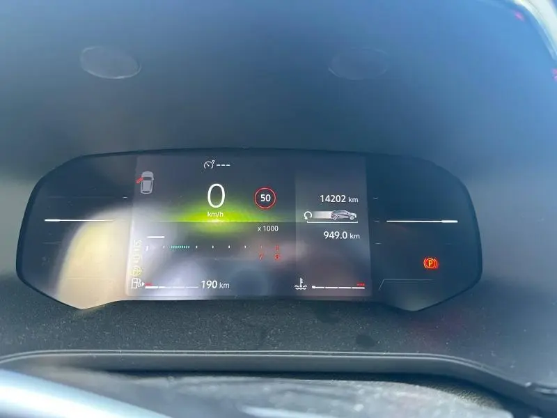 Vue rapprochée du tableau de bord numérique du Renault Captur 2025 affichant la vitesse à 0 km/h et divers indicateurs.