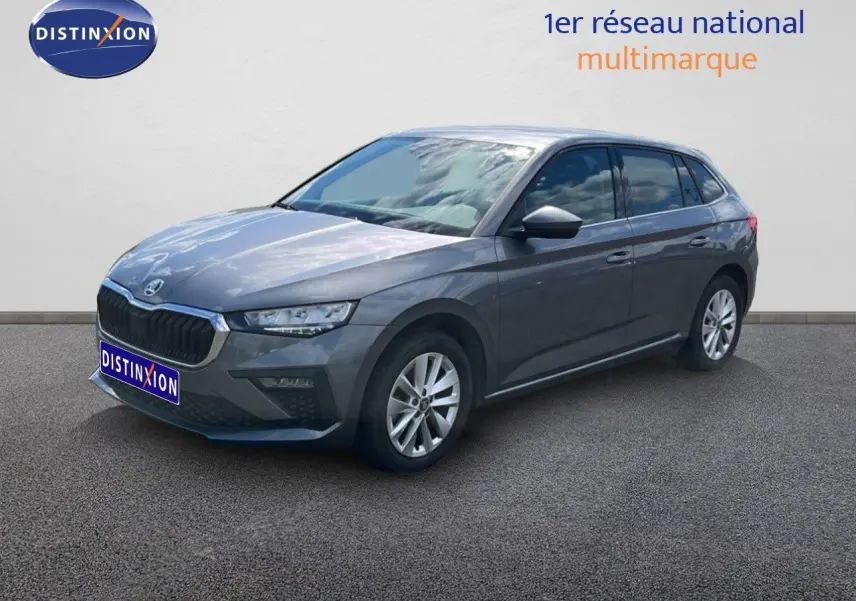 Vue 3/4 avant droit d'une Skoda Scala gris magnétique métallisé avec jantes alliage et calandre noire.
