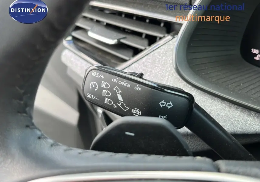 Gros plan sur la manette de régulateur de vitesse et clignotants dans l’habitacle gris noir d’une Skoda Scala 2025.