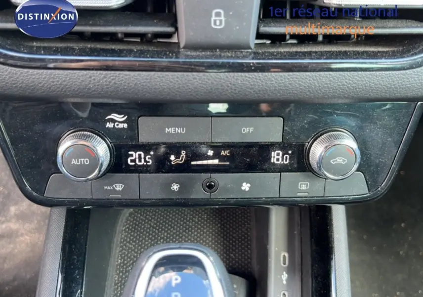 Vue rapprochée du tableau de bord et console centrale d’une Skoda Scala gris magnétique, avec commandes climatisation digitale et levier de boîte auto.