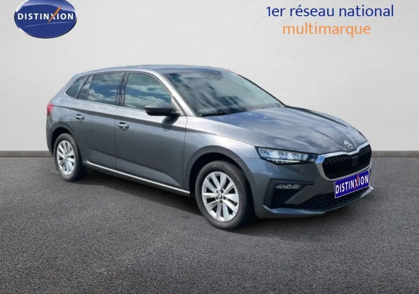 Vue 3/4 avant gauche d'une Skoda Scala 2025 gris magnétique métallisé avec jantes alliage et calandre noire distinctive.