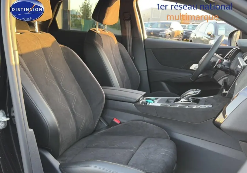 Vue intérieure côté conducteur du DS7 1.5 BlueHDi 130 noir, sièges en alcantara avec coutures apparentes et console centrale.
