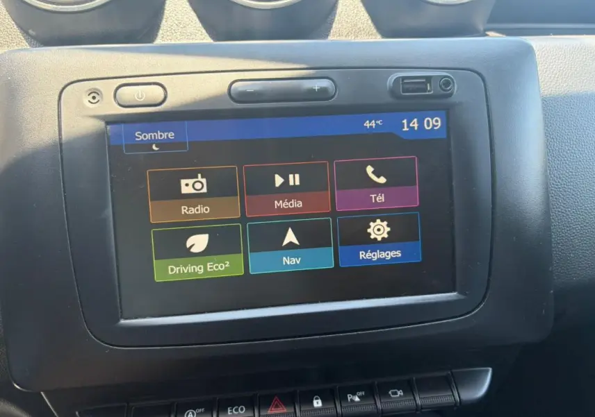 Écran tactile central du Dacia Duster gris 2021 affichant les options radio, média, téléphone, navigation et réglages.