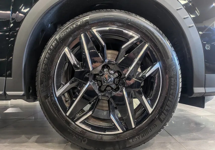 Gros plan sur la jante avant droite noire biton du Peugeot 5008 Hybrid 145 CH e-DCS6 GT 2025 Noir Perla.