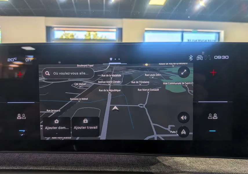 Écran tactile central du Peugeot 5008 Hybrid 145 GT 2025 affichant la navigation avec interface moderne et commandes tactiles.