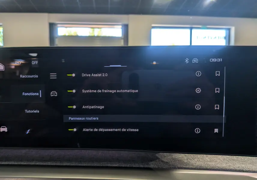 Écran tactile intérieur du Peugeot 5008 Hybrid 145 GT affichant les fonctions d’aide à la conduite, vue de face.