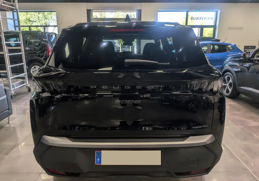Vue arrière d’un Peugeot 5008 HYBRID noir Perla, soulignant son design épuré et les badges distinctifs sur le hayon.