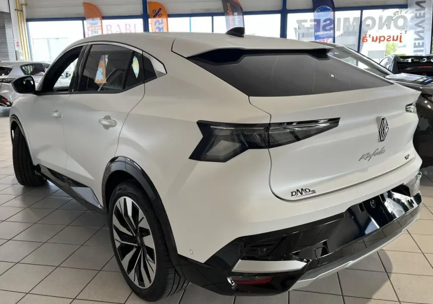 Vue 3/4 arrière droite du Renault Rafale blanc 2025 en hybride, avec feux arrière LED et jantes alliage noires.