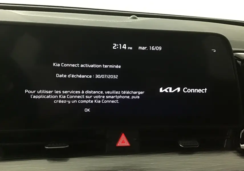 Écran digital 12,3 pouces du Kia Sportage gris Sirius affichant l'activation du service Kia Connect, vue frontale intérieure.