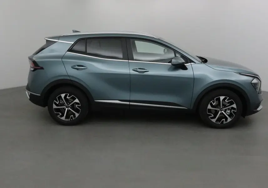 Profil côté gauche du Kia Sportage gris Sirius 2025 avec jantes alliage noires et détails chromés.