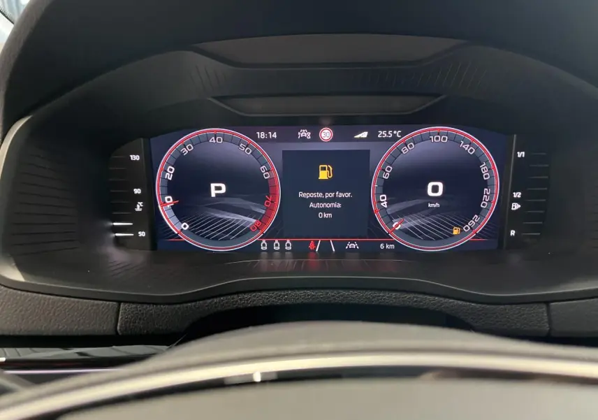 Vue rapprochée du tableau de bord numérique du Skoda Karoq 2025 affichant l'autonomie à zéro et la vitesse à l'arrêt.