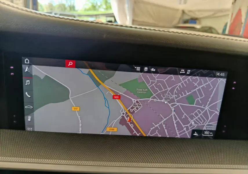 Écran tactile de navigation couleur 10,9 pouces dans le tableau de bord d’une Porsche 911 Carrera 4S Coupé gris foncé.