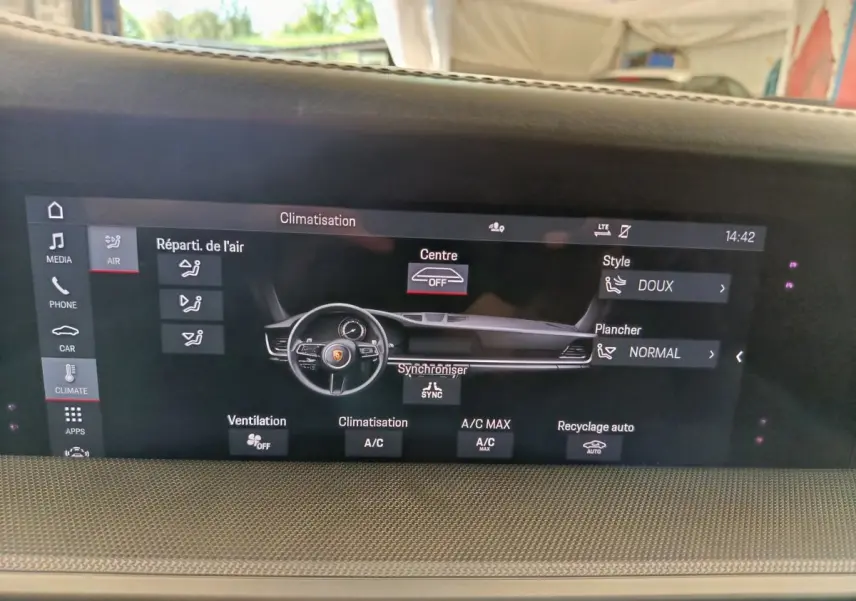 Écran tactile central de la Porsche 911 Carrera 4S 2019 affichant les réglages de climatisation et ventilation.