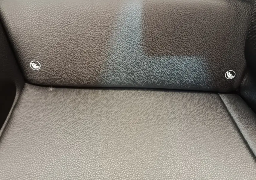 Dossier et assise arrière en cuir noir avec logos Isofix visibles sur une Porsche 911 Carrera 4S Coupé 2019.