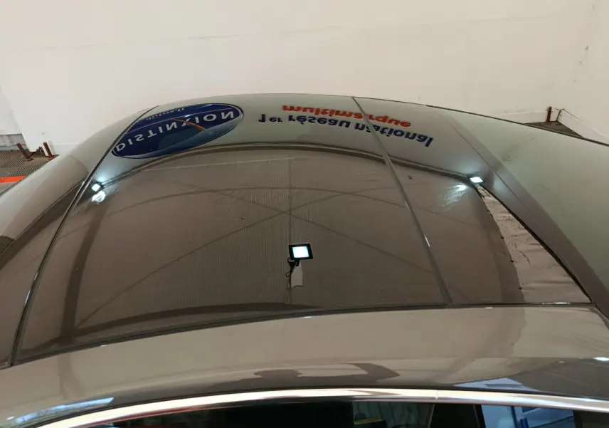 Toit ouvrant panoramique en verre du Porsche 911 Carrera 4S Coupé gris foncé vu de dessus en intérieur.