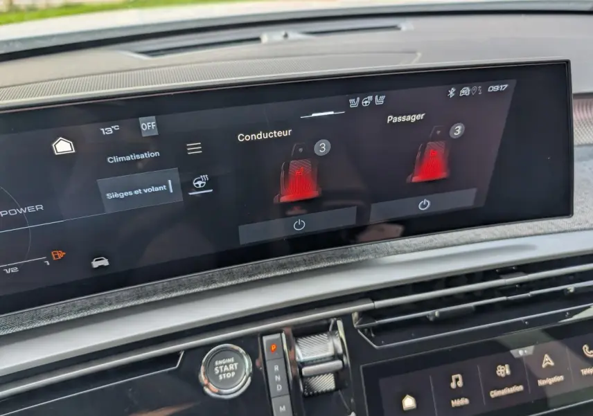 Écran tactile intérieur du Peugeot 3008 Hybrid 2025 affichant la climatisation et sièges chauffants.