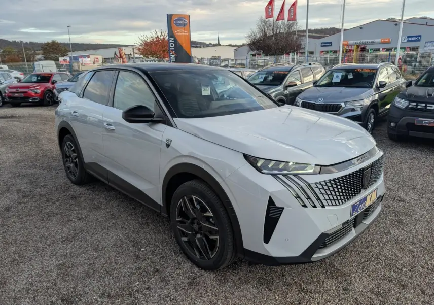 Peugeot 3008 blanc en 3/4 avant droit, avec calandre noire et jantes alliage noires diamantées.